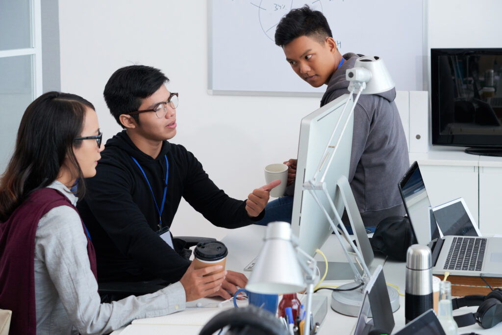 Team Discussing About Software Engineer vs Web Developer