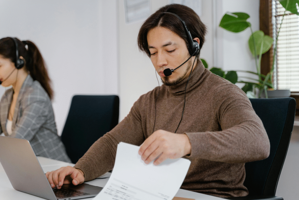 Filipino customer support outsourcing on duty